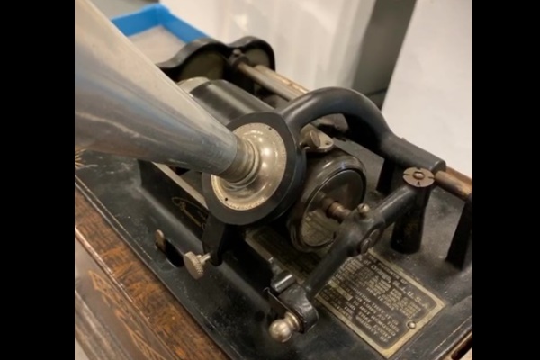A working was cylinder phonograph